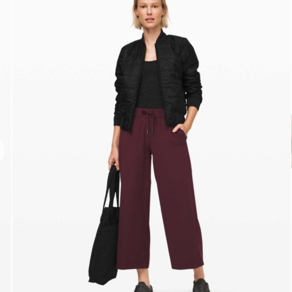 lululemon athletica Pants - Lululemon On the Fly Wide-Leg 7/8 Pant *Woven 25" - Cassis Size 2